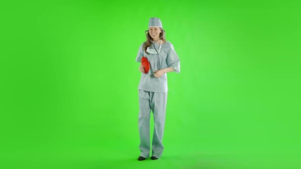 Біла Жінка Лікар Зеленому Екрані Серцем — стокове відео