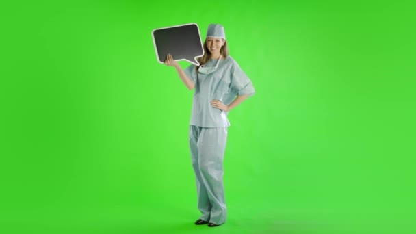 Femme Caucasienne Médecin Sur Écran Vert Avec Tableau — Video