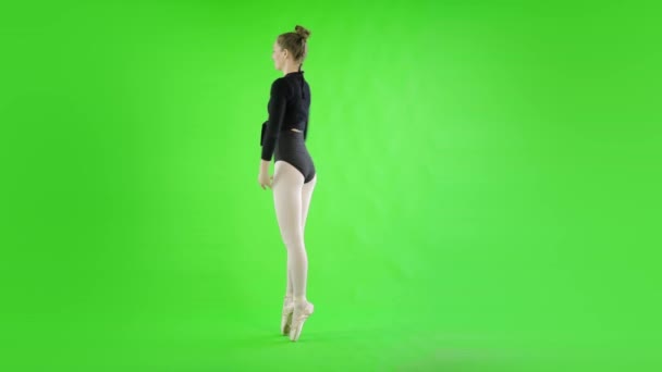 Молодая Балерина Исполняющая Балетные Движения Зеленом Экране Chroma Key — стоковое видео