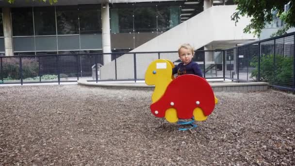 Портрет Хлопчика Весняній Їзді Парку — стокове відео