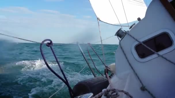 Jacht Pływający Morzu Przed Niebem — Wideo stockowe
