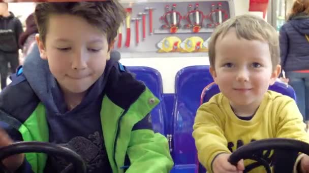 Twee Jongens Spelen Auto Simulator Het Winkelcentrum — Stockvideo