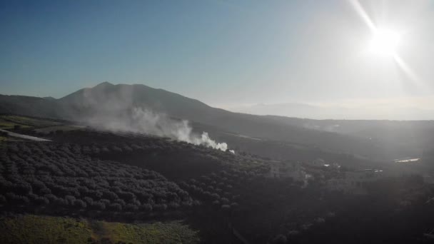 希腊克里特岛 与多云天空相对照的农田和山地土路景观 — 图库视频影像