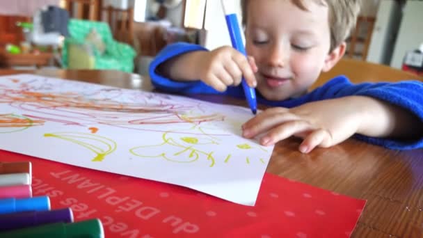 Primo Piano Del Bambino Che Disegna Carta Bianca — Video Stock