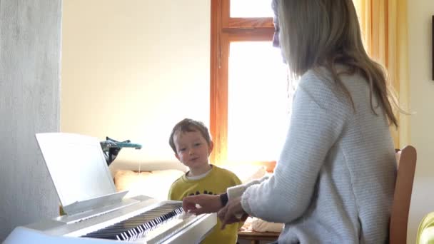 Hijo Sentado Madre Regazo Tocando Piano — Vídeo de stock