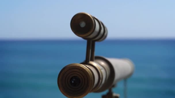 Close Telescópio Náutico Contra Mar — Vídeo de Stock
