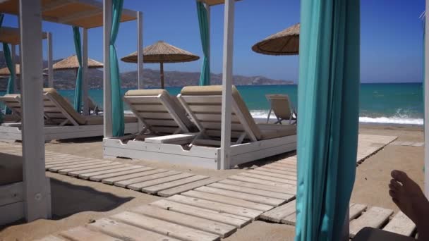 Muž Relaxační Lehátku Blízkosti Moře Během Slunečného Letního Dne — Stock video