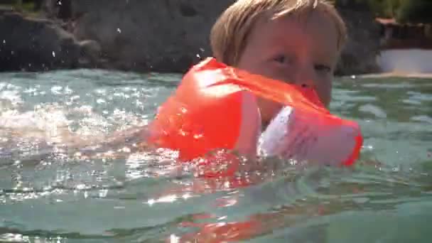 Menino Alegre Aprendendo Nadar Mar — Vídeo de Stock