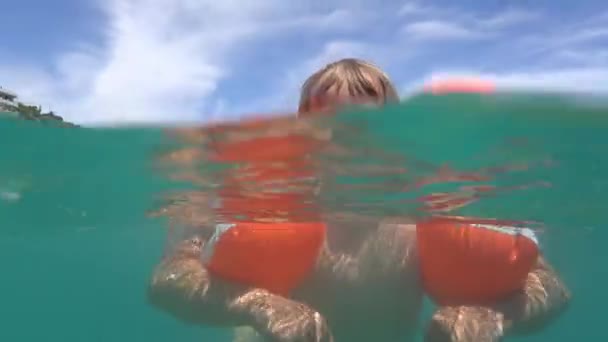 Веселый Мальчик Учится Плавать Море — стоковое видео