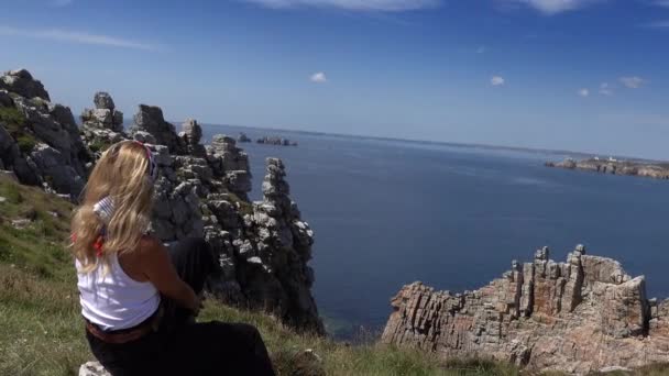 Mujer Sentada Rodeada Acantilado Hermoso Mar — Vídeos de Stock
