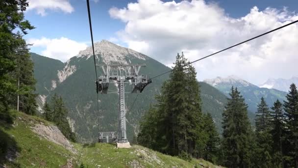 Skilifttürme Mit Schöner Berglandschaft Gegen Wolkenverhangenen Himmel — Stockvideo