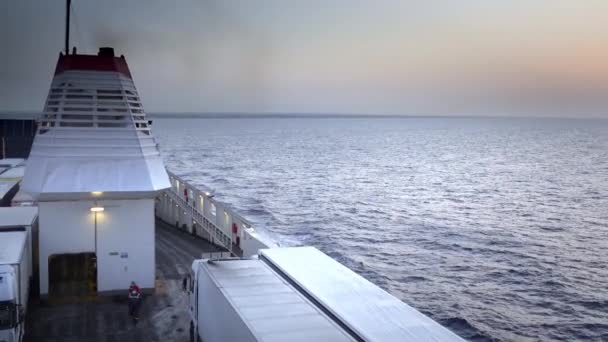 停泊在滚装船舶上供在公海运输的车辆拖架 — 图库视频影像