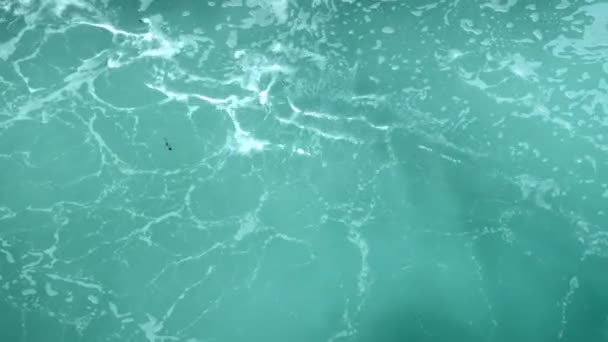 Las Ondas Espumosas Sobre Agua Color Turquesa Mar — Vídeo de stock