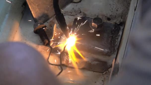 汽车修理厂汽车门上氩弧焊机械工人 — 图库视频影像