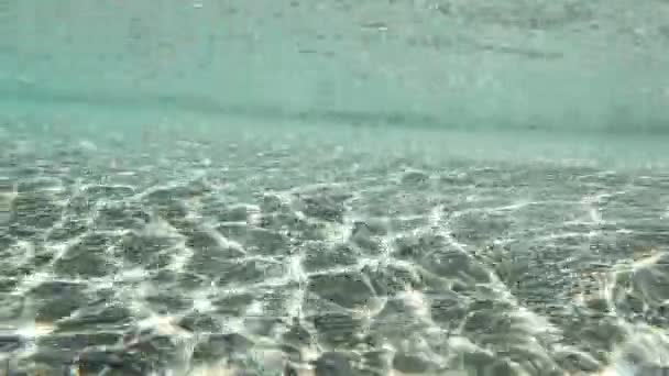 해저에 모래에 내리쬐는 — 비디오