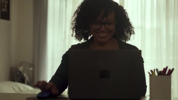 Λατινοαμερικανική Γυναίκα Που Εργάζονται Laptop Κάνει Home Office — Αρχείο Βίντεο