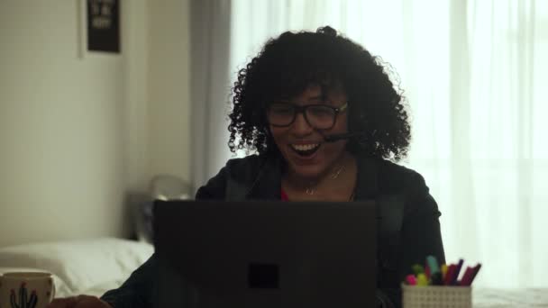 Λατινική Αμερική Γυναίκα Υπολογιστή Γιορτάζει Στο Σπίτι — Αρχείο Βίντεο