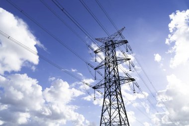 Bulutlu gökyüzünün arka planına karşı güç direkleri ve yüksek gerilim hatları, elektrik hatları.