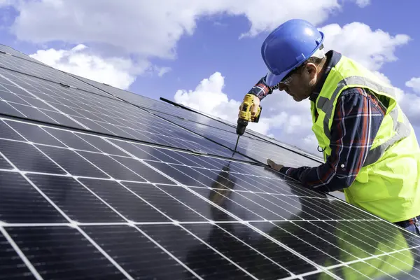 戴着防护头盔和防护服在太阳能电池板上工作的人 太阳能电池板 太阳能电池板 — 图库照片