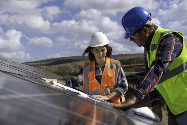 Engineer Inspect Installation Solar Panels Installed Check Blueprint Field Recording — Stock Photo, Image