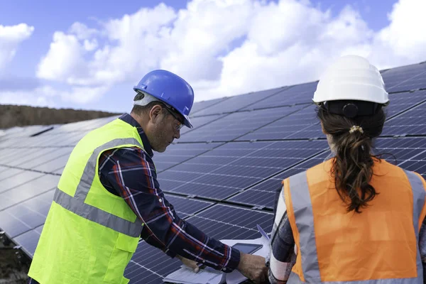 Inżynier Panelu Słonecznym Panelu Słonecznym Pracujący Elektrowni — Zdjęcie stockowe