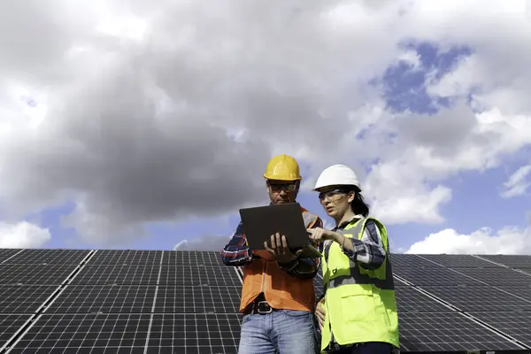 Young Engineer Inspect Installation Solar Panels Installed Check Blueprint Field — Stock Photo, Image