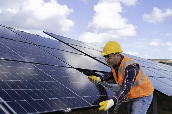 在太阳能电池板厂安装太阳能电池板的人 — 图库照片