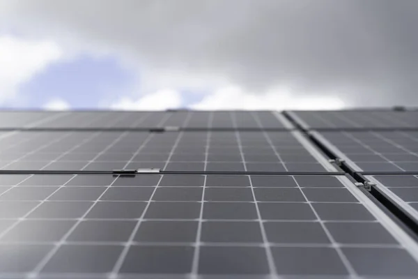 Panel Słoneczny Tle Niebieskiego Nieba Koncepcja Alternatywnej Energii Elektrownia Słoneczna — Zdjęcie stockowe