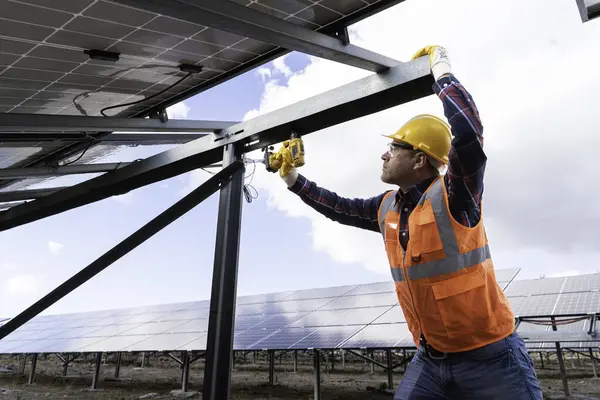 Güneş Paneli Kurulumuna Sahip Bir Adam Güneş Paneli Santralinde Çalışıyor - Stok İmaj