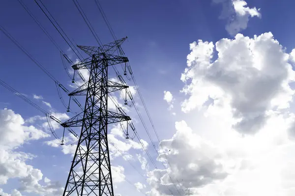 Power Pylony Vysokonapěťové Linie Pozadí Oblačné Oblohy Elektrické Vedení — Stock fotografie