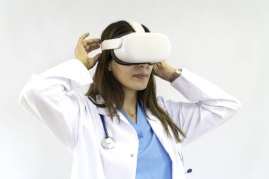 Geleceği Yenileme: Sanal gerçeklik gözlüğü takan kadın doktor, Tıbbi Araştırmalarda Sanal Gerçekliği Kucaklıyor