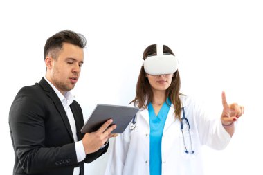 Doktor ve hasta sanal gerçeklik gözlüğü takarken bir şey tartışıyorlar. Sağlık ve Tıp Konsepti.