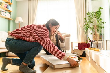 Genç bir çift evlerinde mobilya montajı yaparak evlendi. Elinde tornavida ve kullanma kılavuzunu takip edecek aletlerle. Becerikli çift. Sahibi onlar. Yeni ev, yeni mobilyalar.