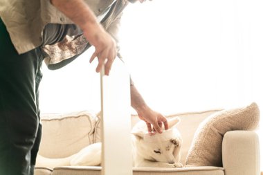 Kendiliğinden montaj için mobilya toplayan bir adam.