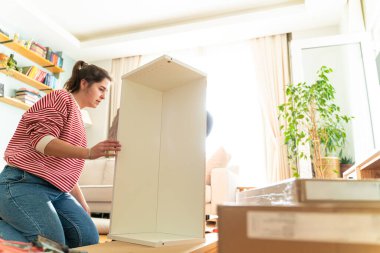 Genç bir çift evlerinde mobilya montajı yaparak evlendi. Elinde tornavida ve kullanma kılavuzunu takip edecek aletlerle. Becerikli çift. Sahibi onlar. Yeni ev, yeni mobilyalar.