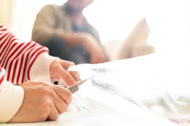 Genç bir çift evlerinde mobilya montajı yaparak evlendi. Elinde tornavida ve kullanma kılavuzunu takip edecek aletlerle. Becerikli çift. Sahibi onlar. Yeni ev, yeni mobilyalar.