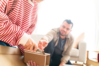 Genç bir çift evlerinde mobilya montajı yaparak evlendi. Elinde tornavida ve kullanma kılavuzunu takip edecek aletlerle. Becerikli çift. Sahibi onlar. Yeni ev, yeni mobilyalar.