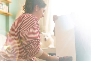 Genç bir çift evlerinde mobilya montajı yaparak evlendi. Elinde tornavida ve kullanma kılavuzunu takip edecek aletlerle. Becerikli çift. Sahibi onlar. Yeni ev, yeni mobilyalar.