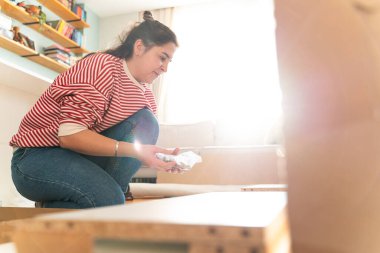 Genç bir çift evlerinde mobilya montajı yaparak evlendi. Elinde tornavida ve kullanma kılavuzunu takip edecek aletlerle. Becerikli çift. Sahibi onlar. Yeni ev, yeni mobilyalar.