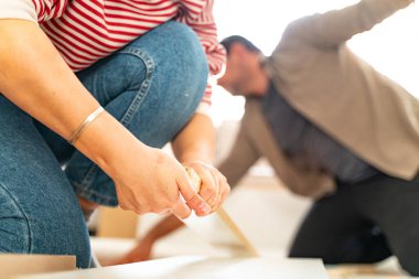 Genç bir çift evlerinde mobilya montajı yaparak evlendi. Elinde tornavida ve kullanma kılavuzunu takip edecek aletlerle. Becerikli çift. Sahibi onlar. Yeni ev, yeni mobilyalar.