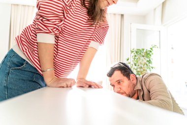 Genç bir çift evlerinde mobilya montajı yaparak evlendi. Elinde tornavida ve kullanma kılavuzunu takip edecek aletlerle. Becerikli çift. Sahibi onlar. Yeni ev, yeni mobilyalar.