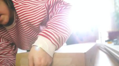 Mutlu çift bir takım olarak mobilya birleştirir, kız talimatları okur ve çocuk bir matkap ile vida sıkılaştırır. Yeni daire içine taşıma, Çift raf birleştirin.