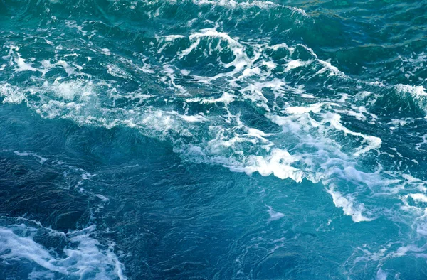 Ένας Λευκός Αφρός Τυρκουάζ Επιφάνεια Από Τραχιά Και Κυματιστή Θάλασσα — Φωτογραφία Αρχείου