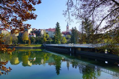 Hırvatistan 'ın pitoresk kenti Fuzine' in gölündeki yansıma