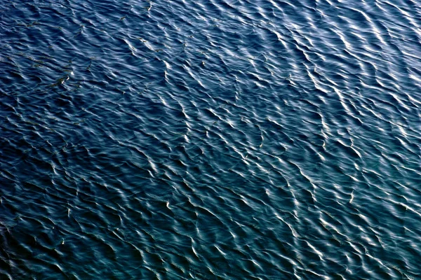 大海美丽而柔滑的蓝色表面 波浪上有光的反射 — 图库照片