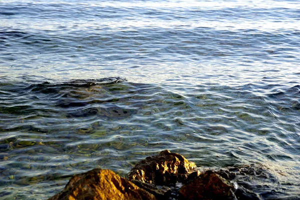 Πετρώματα Αναδύονται Από Την Καταγάλανη Θάλασσα Και Φωτίζονται Από Τον — Φωτογραφία Αρχείου