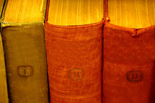 Alte Und Abgenutzte Bücher Leineneinband Bücherregal — Stockfoto