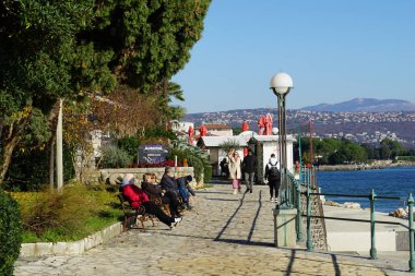 Opatija, Hırvatistan, 18 Aralık 2022. Hırvatistan 'ın Opatija kentinde güneşli bir Aralık günü