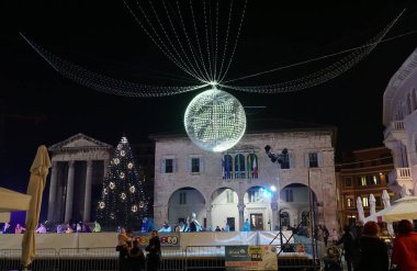 Pula, Hırvatistan, 23 Aralık 2022. Pula 'daki Forum Meydanı geceleri Advent için dekore edildi