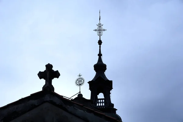 特蕾莎夫人神龛天主教教堂在多云的天空前的十字和钟楼轮廓 — 图库照片